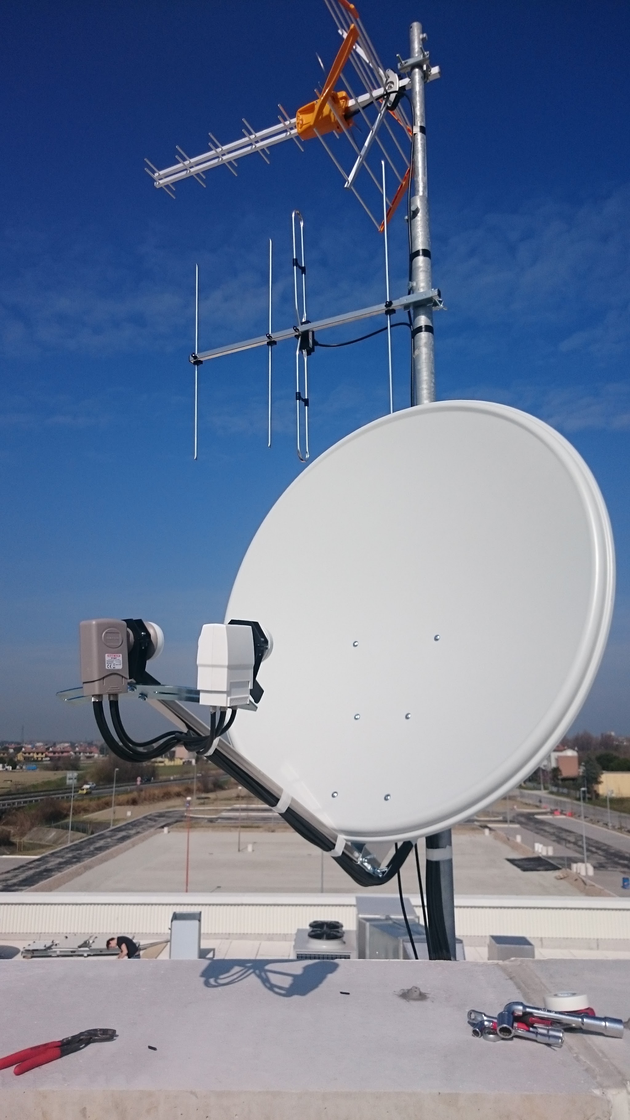 Antenna terrestre e parabola satellitare installate